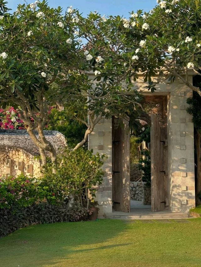 🌅 AYANA Resort Bali – Cliffside Luxury in Jimbaran