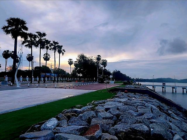 อ่าวดงตาล สัตหีบ หาดสวยน้ำใส ต้นตาลเรียงรายสวยงาม