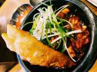 🍖【辣香撲鼻】巨松燉排骨：吃一口就會懷念的超人氣美食
