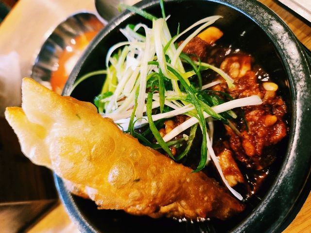 🍖【辣香撲鼻】巨松燉排骨：吃一口就會懷念的超人氣美食