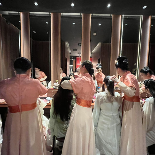 Shanghai dine in Hanfu with performances