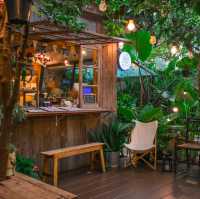 คาเฟ่เล็กๆในสวนบรรยากาศสุดชิลล์ร่มรื่น นั่งจิบกาแฟ
