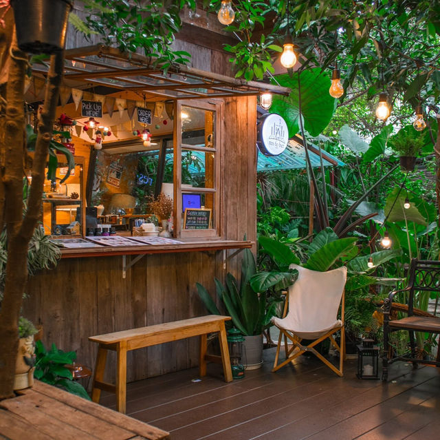คาเฟ่เล็กๆในสวนบรรยากาศสุดชิลล์ร่มรื่น นั่งจิบกาแฟ