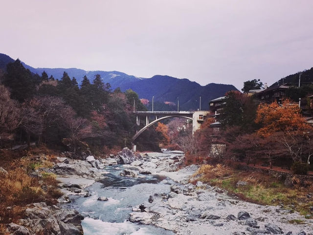 「東京近郊秘境｜御岳溪谷的紅葉與清流」 