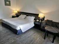 “Charming Retro Retreat: Spacious Family Suites with Heartfelt Service”