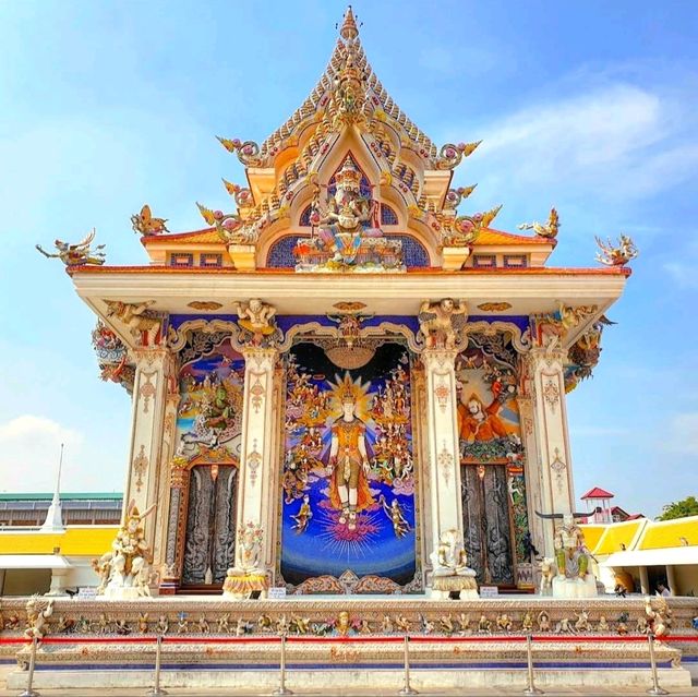 Bangkok’s Craziest Temple? You HAVE to See Wat Pariwat’s Wild Statues! 🏯✨