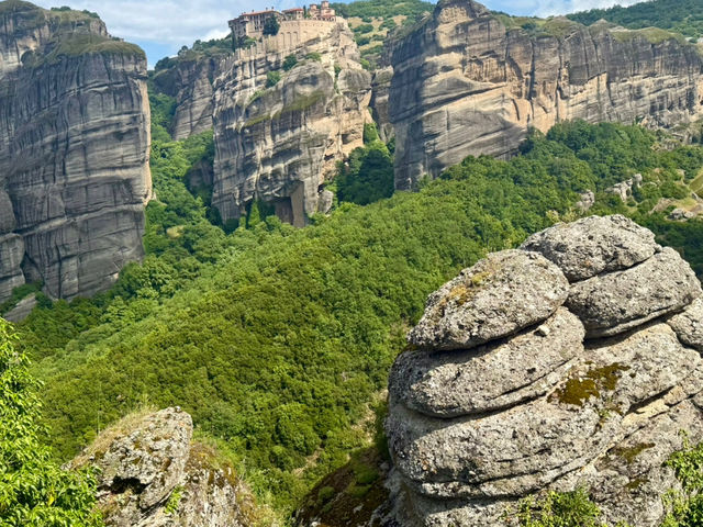 石柱上的隱世修道院⛰️
