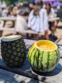 Smorgasburg 遊記｜紐約週末限定的美食天堂！  如果你剛好週末在紐約，Smorgasburg 絕對是必逛的美食市集！這裡被譽為「全球最大戶外美食市集」，每到週末，來自全紐約的美食攤販都會