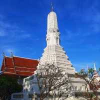 สักการะพระพุทธประติมากรและพระเจ้าห้าพระองค์