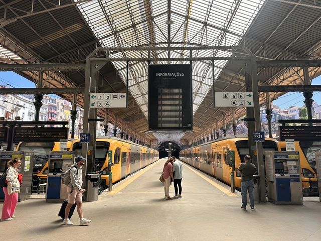 【Porto São Bento駅｜20,000枚のアズレージョに包まれた物語のホール】