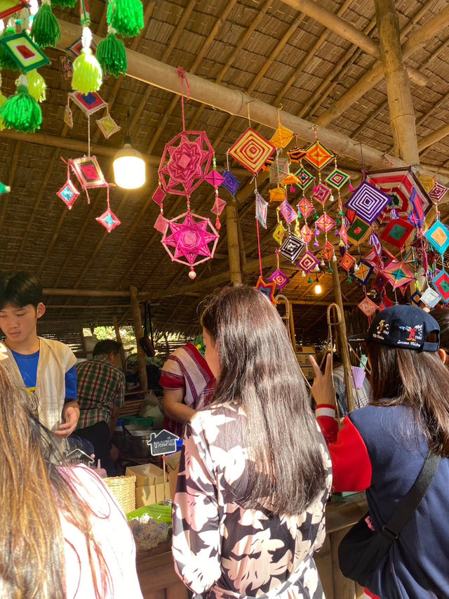 Oh Poi Market — a charming weekend market in Suan Phueng, Ratchaburi | ตักบาตรริมน้ำ จิบกาแฟ ฟังเสียงลำธาร ที่“โอ๊ะป่อย” 