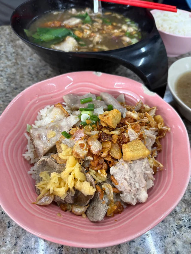 🍽️✨ เปิดตำนานร้านดังในตำนาน “โกเบนซ์ ข้าวต้มแห้ง”