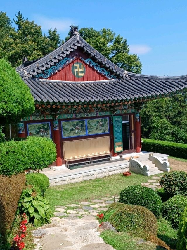 조용하고 평화로운 분위기의 작은 사찰