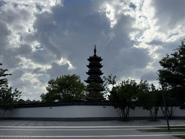 🏯 【上海龍華寺】1700年古剎深度遊！免費開放+素麵一絕，祈福靈驗的魔都佛國祕境