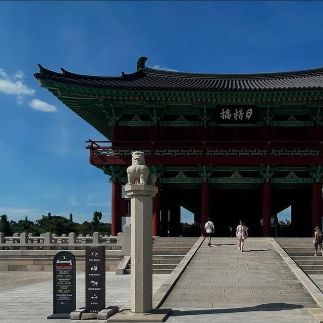 A Twilight Stroll on Woljeonggyo Bridge