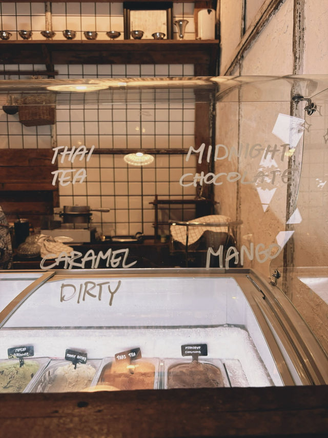 มาเธอร์ ร้านไอติมในบ้านไม้ ที่บางพระ ศรีราชา