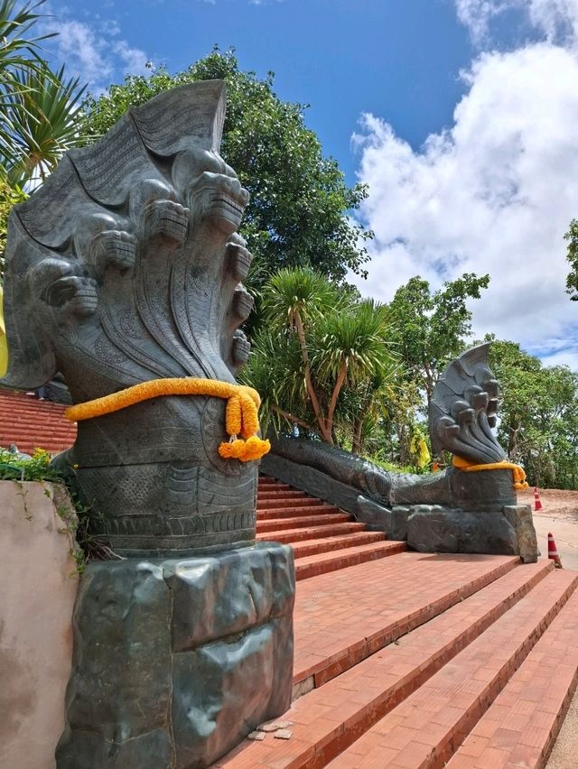 ซุ้มประตูเสาหิน วัดสมเด็จภูเรือมิ่งเมือง