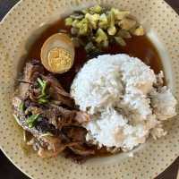 ฟินสองเมนู ข้าวขาหมู + หมูกรอบ หน้าหมู่บ้านถวาย