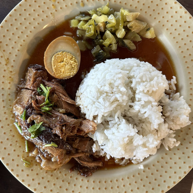 ฟินสองเมนู ข้าวขาหมู + หมูกรอบ หน้าหมู่บ้านถวาย