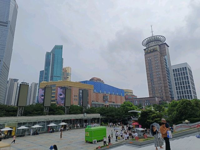 東方明珠廣場,上海現代風貌的象徵。 東方明珠廣場,上海現代風貌的象徵。