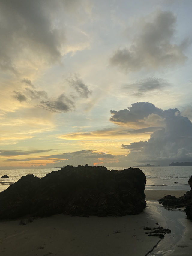 ดูพระอาทิตย์ตกที่สะพานหิน เกาะลิบง🌅