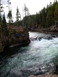 🌋 Yellowstone National Park – The Wild Heart of America