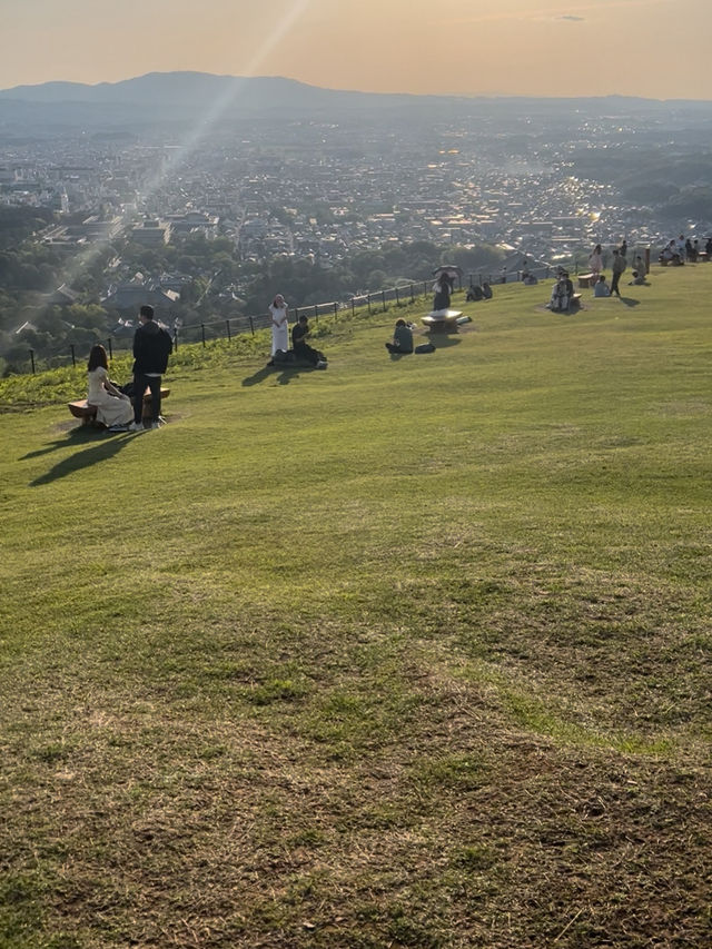 ชมพระอาทิตย์ตกที่ Mount Wakakusa Nara ชมพระอาทิตย์ตกที่ Mount Wakakusa Nara