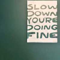 무드비☕ — 따뜻한 조명 아래에서 머무는 포근한 오후