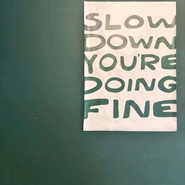 무드비☕ — 따뜻한 조명 아래에서 머무는 포근한 오후