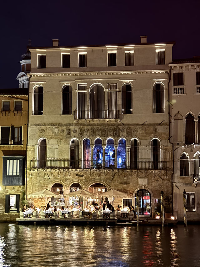 ✨ベネチアの夜景：月と灯りが映す水の都のロマン✨