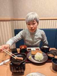 《淺草炸牛排:雷門前的人氣排隊美食》