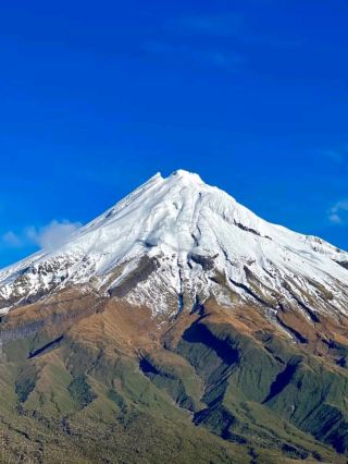 #explorenewzealand
🌋✨ ภูเขาทารานากิ – การผจญภัยภูเขาไฟสุดสมบูรณ์แบบของนิวซีแลนด์! 🇳🇿🏞️

ภูเขาทารานากิมีรูปทรงกรวยที่แทบจะสมบูรณ์แบบ เป็นหนึ่งในภูเขาที่ถ่ายรูปสวยที่สุดในนิวซีแลนด์ ล้อมรอบด้วยป่าไม้เขียวชอุ่ม น้ำตก และเส้นทางเดินป่าที่สวยงาม จึงเป็นจุดหมายปลายทางในฝันของนักเดินป่า ผู้รักธรรมชาติ และผู้ที่ชื่นชอบทิวทัศน์อันเงียบสงบ

---

🌄 กิจกรรมน่าสนใจ

🚶♂️ เส้นทางเดิน Pouakai Tarns Walk – จุดถ่ายภาพสะท้อนกระจกอันโด่งดัง

🌿 น้ำตก Dawson Falls – น้ำตกอันงดงามที่ซ่อนตัวอยู่ในอุทยานแห่งชาติ Egmont

🥾 เส้นทาง Summit Track – เส้นทางเดินป่าเต็มวันสุดท้าทายสำหรับนักปีนเขาผู้มีประสบการณ์

🌸 ป่า Goblin Forest – ป่ามอสอันน่าอัศจรรย์ เหมาะสำหรับการถ่ายรูป

🌅 ชมพระอาทิตย์ขึ้นและพระอาทิตย์ตก – สีสันอันงดงามรอบภูเขา

---

📍 วิธีการเดินทาง

บินหรือขับรถไปนิวพลีมัธ

ภูเขานี้อยู่ห่างจากตัวเมือง 25-35 นาที มีจุดเข้าออกหลายจุด เช่น นอร์ทเอ็กมอนต์และอีสต์เอ็กมอนต์

---

🌤️ ช่วงเวลาที่ดีที่สุดในการเยี่ยมชม

ฤดูร้อน (ธันวาคม-เมษายน) ท้องฟ้าแจ่มใสและสภาพการเดินป่าที่ดีที่สุด

ฤดูหนาวมีทิวทัศน์สวยงามแต่อากาศหนาว — เส้นทางเดินป่าอาจมีน้ำแข็ง

---

#MountTaranaki #นิวซีแลนด์ #ภูมิภาคTaranaki #วิวภูเขาไฟ #เส้นทางธรรมชาติ #การเดินทาง #สิ่งที่ต้องทำ #การเดินทางสำหรับครอบครัว #ทริปคู่รัก #พักผ่อนช่วงวันหยุด