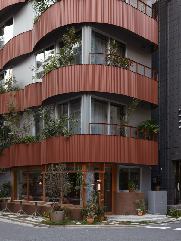 SOIL Nihonbashi Hotel, nestled in the alleys of Nihonbashi Ningyocho, Tokyo, opened its doors last September. With only 14 guest rooms, the hotel is small in scale but exudes sophistication. Surrounded by greenery, the building stands out from typical hotels, resembling a stylishly designed residential complex, allowing travelers to seamlessly blend into the local community.

What initially drew attention to this accommodation was not only its unique architectural design but also its developer, Staple, the team behind the transformation of an old bank into the K5 hotel. Having stayed at K5 before, I was deeply impressed by its space and overall experience. K5 later earned a Michelin One Star Key recognition, making it the only Michelin-starred hotel I’ve stayed at in Japan.

Staple emphasizes "soft development," which begins with considering life, community, and human connections when designing spaces. They aim for travelers to immerse themselves in the neighborhood, whether it’s grabbing bread from the nearby Parklet Bakery, enjoying a glass of wine at the small wine shop timsum, or simply strolling through the streets to experience the daily life of locals.

The hotel offers five types of rooms, and I stayed in the Queen Studio with a bathtub. Although the room was not large, the layout was well-planned, allowing two suitcases to be fully opened without feeling cramped. I was particularly fond of the stone-crafted hooks and door handles (even the keychain featured stone elements), the red-brick-colored platform, and the thoughtfully placed greenery. These natural elements created a serene greenhouse-like atmosphere, naturally slowing down the pace of life.

-

SOIL Nihonbashi Hotel

📍Address: 3 Chome-2-4 Nihonbashiningyocho, Chuo City, Tokyo 103-0013, Japan