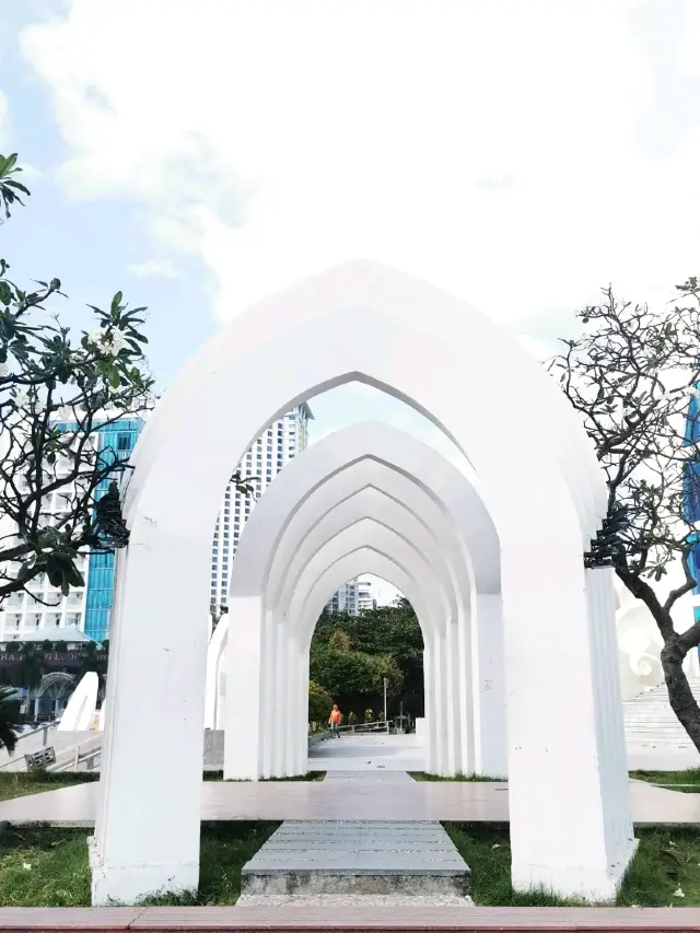 Lotus tower, Nha Trang – form over function