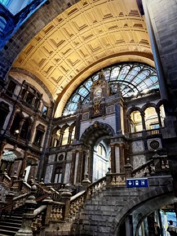 運河、城堡與巧克力：攜手探索比利時