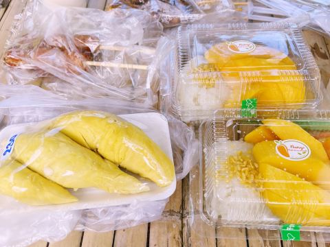 超チルなココナッツマーケット！食べながらまったり、ヤシの木の川沿い