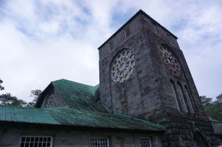 🌫️【Sagada, Philippines】Dense fog blankets the mountain town, leading us into a century-old stone church reminiscent of Silent Hill ⛪️🌲