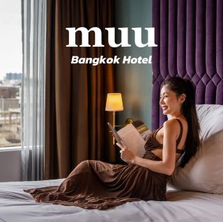 พักผ่อนสไตล์ลักชัวรีสุดคลาสสิกใจกลางทองหล่อ 💃🏻✨
MUU Bangkok ✨
🏢 โรงแรมหรูระดับการันตีสมาชิก Small Luxury Hotels of the World (SLH) ที่ซ่อนตัวอยู่ภายในโครงการ Eight Thonglor ทำเลที่รายล้อมไปด้วยร้านอาหาร คาเฟ่ บาร์ และไลฟ์สไตล์ของคนเมือง พร้อมคอนเซ็ปต์ที่ให้ความสำคัญกับ “ความหรูหราและมีเอกลักษณ์เป็นของตัวเอง” ผสมผสานความร่วมสมัยเข้ากับกลิ่นอายของดีไซน์ยุค 1920s ได้อย่างลงตัวเลยค่ะ
🛏️ ห้องพักกว้างขวาง ปราณีตทุกตารางเมตร และให้ความรู้สึกเหมือนบ้านพักส่วนตัวมากกว่าโรงแรมทั่วไป โดดเด่นด้วยงานไม้ โทนสีอบอุ่น และสิ่งอำนวยความสะดวกที่คัดสรรค์คุณภาพมาอย่างดี ตอบโจทย์ทั้งการพักผ่อนระยะยาว
✨ MUU Social Club พื้นที่สำหรับพักผ่อน Working Space แบบส่วนตัวจะมานั่งคุยงาน นั่งทำงาน หรือจะมานั่งพักผ่อนสั่งชา กาแฟ มาทานก็ได้นะคะ
🥂 เพลิดเพลินกับสระว่ายน้ำกลางแจ้งบนชั้นดาดฟ้า Rooftop Pool สระว่ายน้ำวิวเมืองกรุงเทพฯ แบบ 180 องศา และ Jacuzzi ขนาดใหญ่ พร้อมบาร์ริมสระ (ZE Bar) ที่เหมาะสำหรับการจิบเครื่องดื่มช่วง Golden Hour รับแสงพระอาทิตย์ตก
🍕 OTTO Italian Restaurant ห้องอาหารอิตาเลียนของโรงแรมที่มีพื้นที่เชื่อมต่อกับบริเวณสระว่ายน้ำ ให้บริการอาหาร All day dining อาหารอิตาเลียนรสชาติละเมียดละไม กับวัตถุดิบคุณภาพขอบอกเลยค่ะ อาหารอร่อยคุณภาพแน่นทุกเมนู ต้องมาลิ้มลองสักครั้งนะคะ
สำหรับใครที่กำลังมองหาโรงแรมดีไซน์สวย ห้องกว้าง ทำเลดี และมีบรรยากาศเป็นส่วนตัวใจกลางเมืองควรลองมาสัมผัสด้วยตัวเองสักครั้งนะคะ
📍MUU Bangkok
#คะแนนเต็มสิบ #Kanantemsib #MUUBangkok
#StaywithMUU #SmallLuxuryHotelofTheWorldeWorld
#MuuHotels #Bangkok