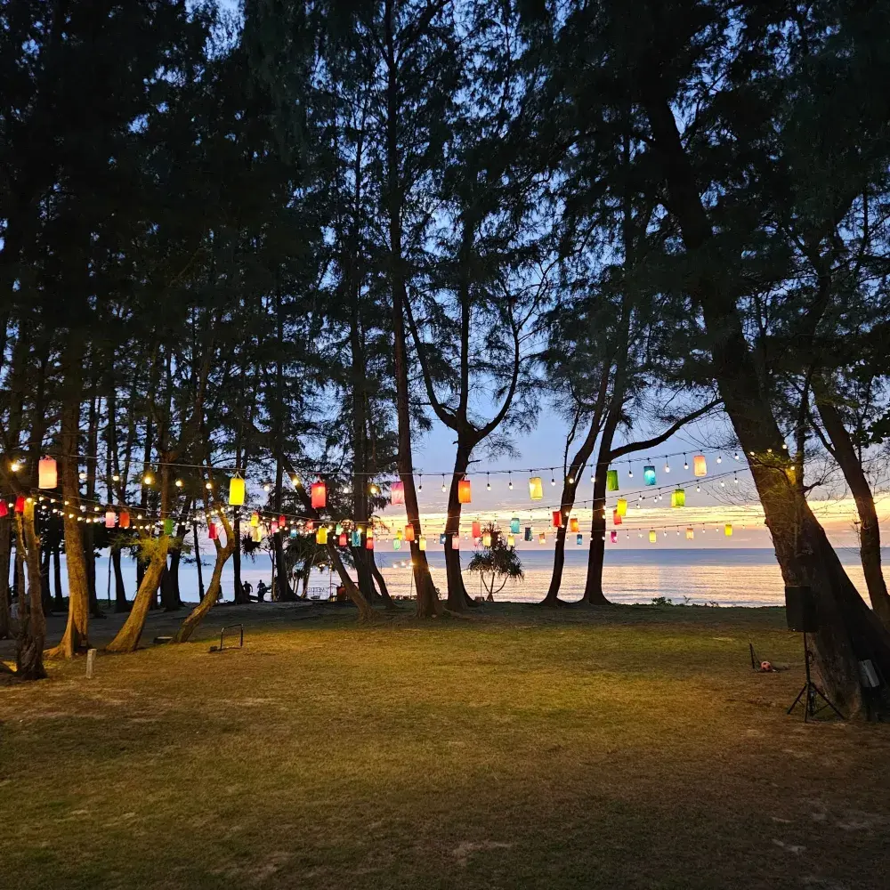 マイカオビーチで過ごす夏の夜。