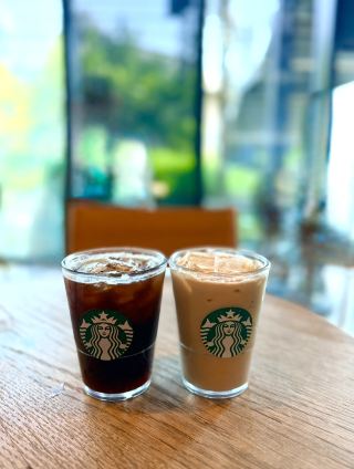 【In the afternoon, amidst the red brick walls, I encountered something wonderful in this Starbucks ✨】