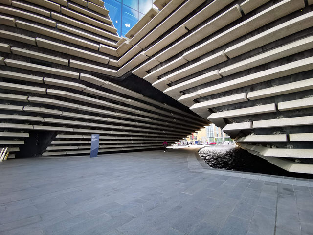 光與影的舞蹈：隈研吾的 V&A Dundee ☀️🌑🕺💃