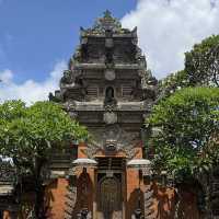 🎭 Step into History at Ubud Palace! 🏰✨