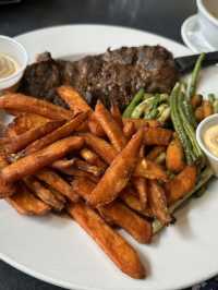 Halifax Downtown에 있는 랜드마크 seafood restaurant~Bluenose!!