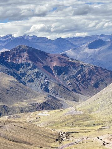 息をのむほどカラフルな絶景、ペルーのレインボーマウンテン。 | Trip