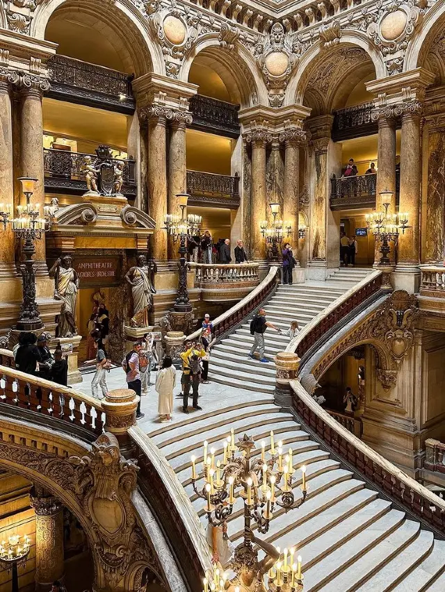 The Grand Foyer's Visual Symphony 🎨🌌