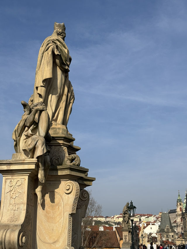 The best time to visit Charles Bridge 🌅