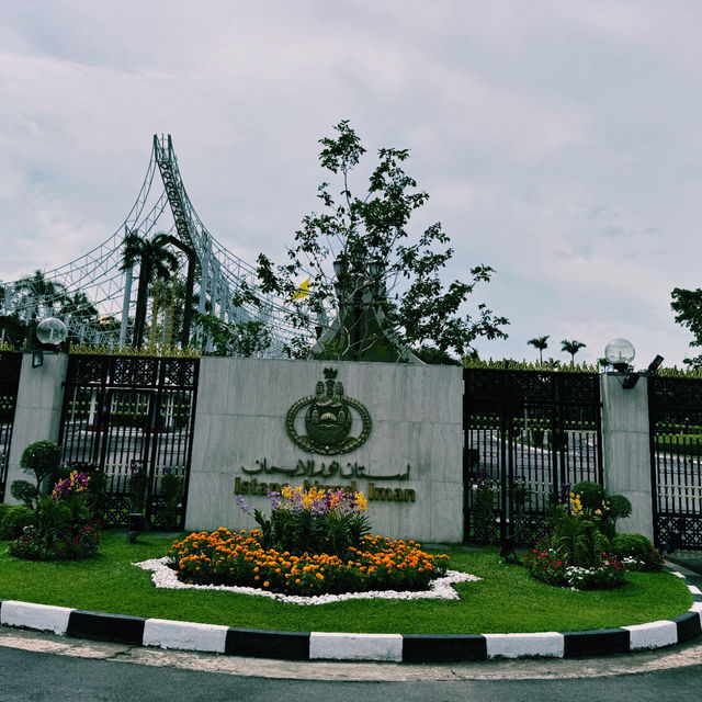 🚗 Ride-Sharing in Brunei: Explore the Sultanate’s Gems with Ease and Savings 🇧🇳✨