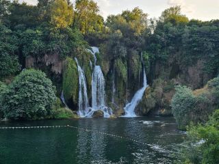 剛剛從Studenci回來，嘩，如果你追求一個真正值得在Instagram分享的自然景點，Kravica瀑布絕對是個寶藏！🌊✨