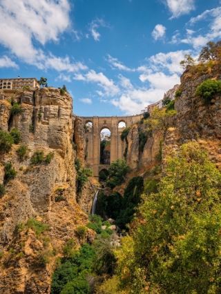 The town built on the edge of a 100-meter drop! 🇪🇸🧗‍♂️