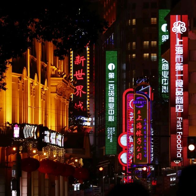 City Life at Nanjing Road, Shanghai 🏢🛍🌉